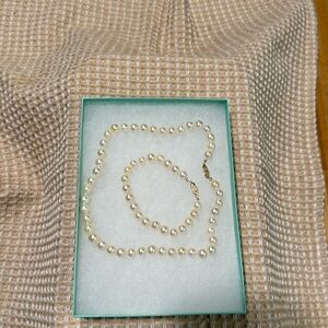 14 Karat gold freshwater pearls  necklace and bracelet set